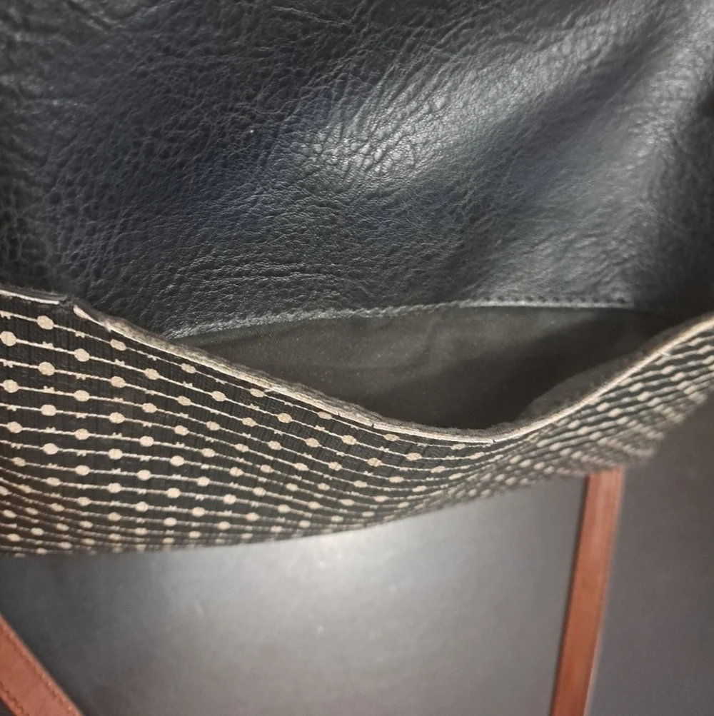 Fossil Fiona Trendy Urban Black and Cream Crossbody Bag  Size 11